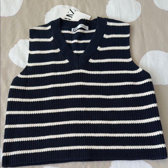 Zara Women's Blue and White Striped Sweater Vest - Picture 4 of 4